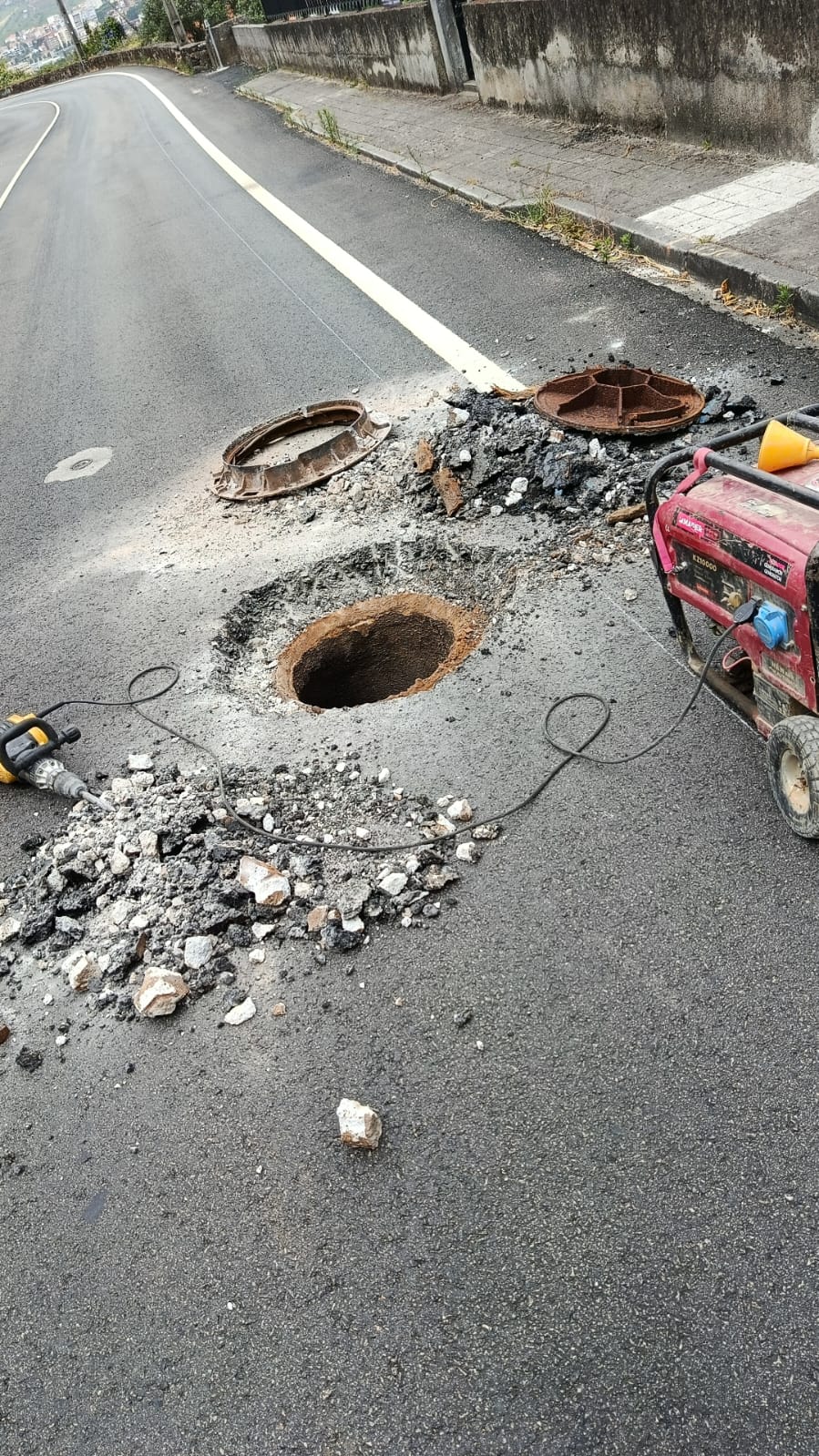 Manutenção e Reparação de Vias em Mesão Frio
Execução de trabalhos de levantamento e acerto de cotas de tampas de saneamento, garantindo o correto nivelamento com o pavimento da estrada.







